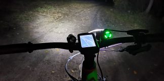 noc rower oświetla drogę